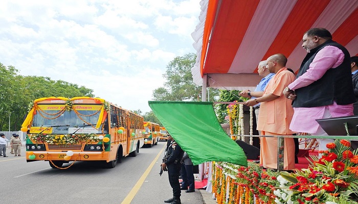 राजकीय परिवहन सेवा के 50 वर्ष पूरे .... सीएम योगी ने 93 बसों को दिखाई हरी झंडी: बालासोर में हुई रेल दुर्घटना पर व्यक्त की संवेदना